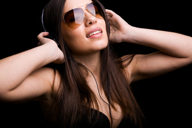 Обои картинки фото музыка, -другое, наушники, очки, девушка