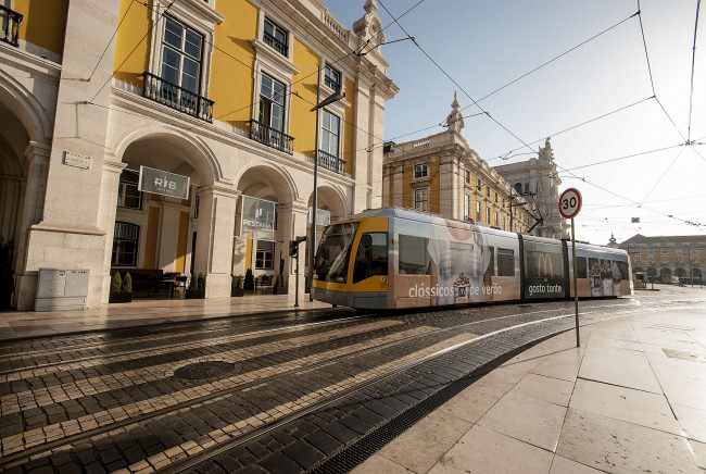 Обои картинки фото техника, трамваи, рельсы, мостовая