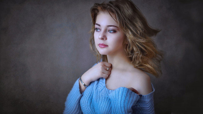 Обои картинки фото девушки, -unsort , лица,  портреты, кофта, взгляд, темный, фон