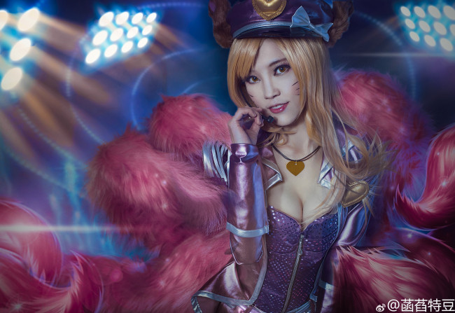 Обои картинки фото девушки, - креатив,  косплей, ари, хвосты, фуражка, микрофон, костюм