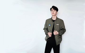 Картинка мужчины wang+yi+bo актер куртка