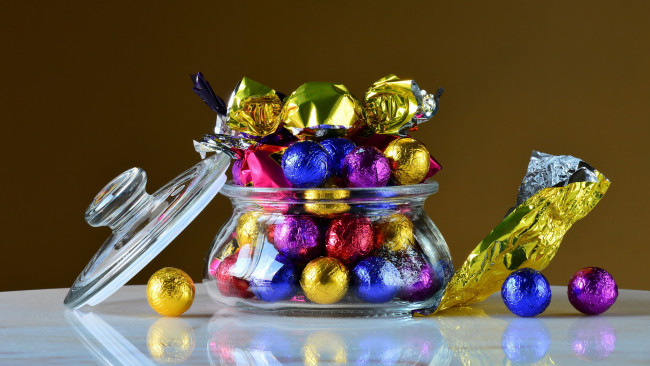 Обои картинки фото еда, конфеты,  шоколад,  мармелад,  сладости, стеклянная, банка, ассорти