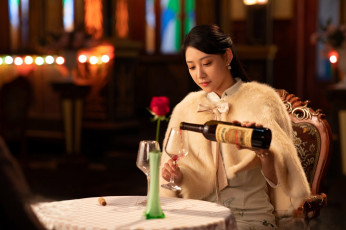 Картинка echoes+of+the+heart кино+фильмы девушка накидка бутылка бокал столик роза кафе вино