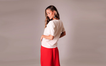 Картинка девушки tara+goddard русая футболка юбка