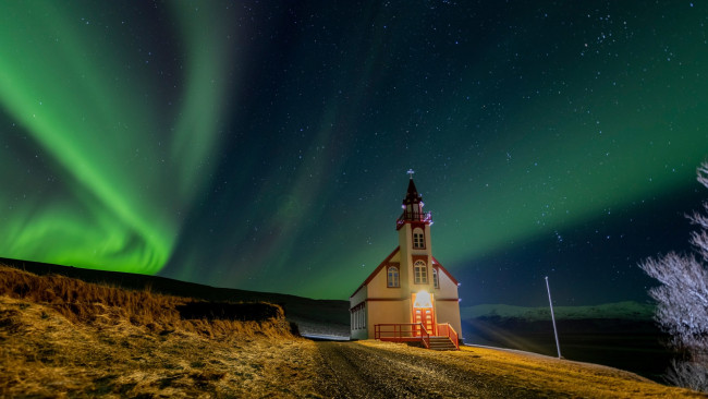Обои картинки фото northern lights over a church, iceland, города, - католические соборы,  костелы,  аббатства, northern, lights, over, a, church