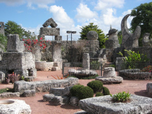 Картинка coral castle разное рельефы статуи музейные экспонаты