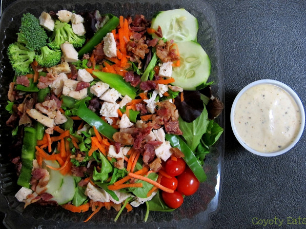 Обои картинки фото еда, салаты, закуски, огурец, мясо, брокколи, соус, перец