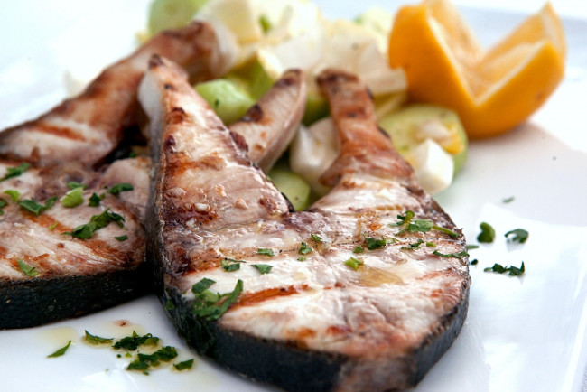 Обои картинки фото еда, рыба, морепродукты, суши, роллы, зелень, гриль