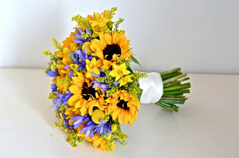 Картинка цветы букеты композиции нарциссы агапантус подсолнухи
