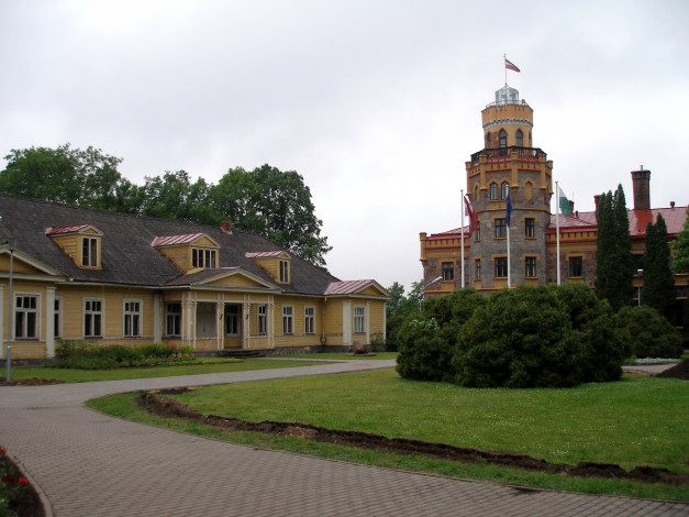 Обои картинки фото латвия, сигулда, города, улицы, площади, набережные, дома, площадь