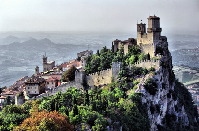 Обои картинки фото сан, марино, города, столицы, государств, гора, дома, замок, башни
