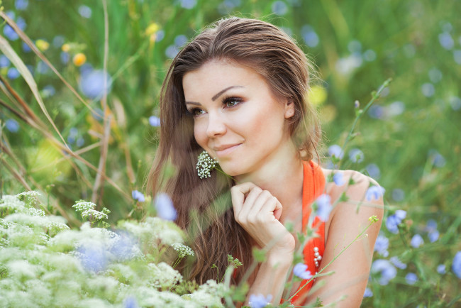 Обои картинки фото девушки, -unsort , лица,  портреты, девушка, шатенка, макияж, цветы