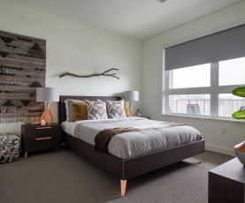 Картинка интерьер спальня стиль штора люстра кресло кровать