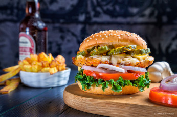 Картинка еда бутерброды +гамбургеры +канапе доска салат овощи помидоры сыр листья кунжут булка фаст фуд гамбургер лук котлета