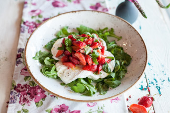 Картинка еда салаты +закуски клубника зелень салат закуска