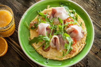 Картинка еда Яичные+блюда завтрак зелень бекон омлет