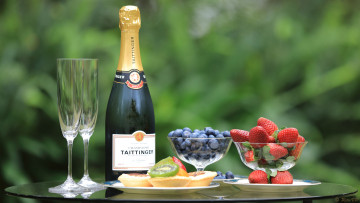 Картинка еда натюрморт бокалы ягоды бутылка