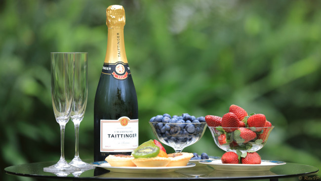 Обои картинки фото еда, натюрморт, бокалы, ягоды, бутылка