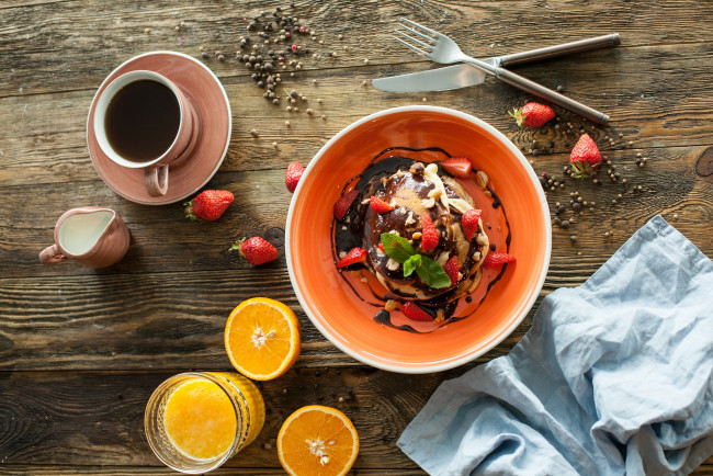 Обои картинки фото еда, блины,  оладьи, завтрак, шоколад, клубника, оладьи