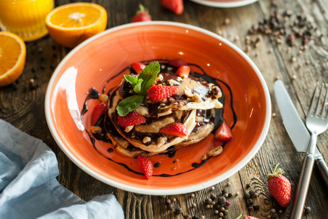 Обои картинки фото еда, блины,  оладьи, завтрак, шоколад, клубника, оладьи