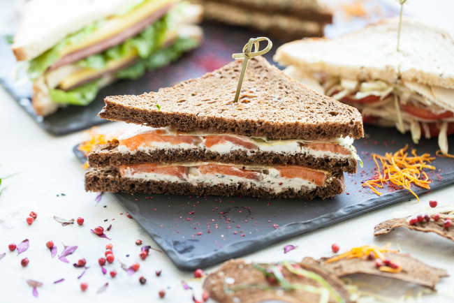 Обои картинки фото еда, бутерброды,  гамбургеры,  канапе, вкусно, хлеб, начинка, бутерброд