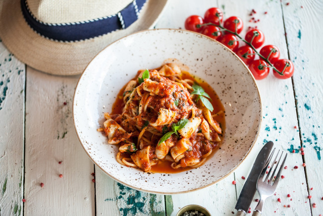 Обои картинки фото еда, макаронные блюда, обед, зелень, соус, макароны, вкусно