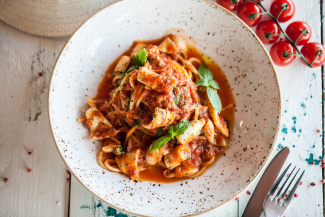 Обои картинки фото еда, макаронные блюда, вкусно, обед, зелень, соус, макароны