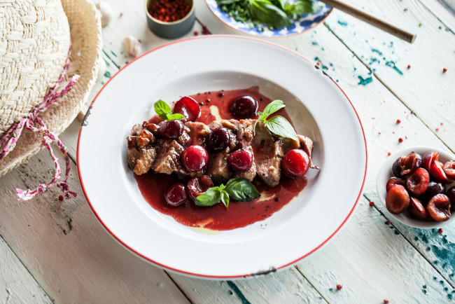 Обои картинки фото еда, мясные блюда, мясо, мясное, блюдо, помидор, соус