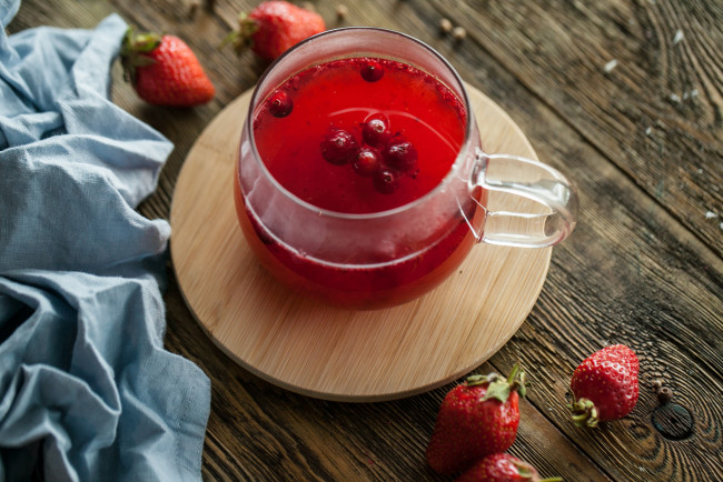 Обои картинки фото еда, напитки, клубника, чай, брусника, напиток
