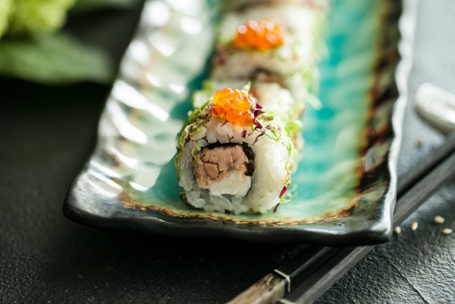 Обои картинки фото еда, рыба,  морепродукты,  суши,  роллы, лосось, роллы, палочки, вкусно, рис
