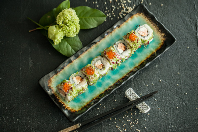 Обои картинки фото еда, рыба,  морепродукты,  суши,  роллы, палочки, вкусно, рис, лосось, роллы