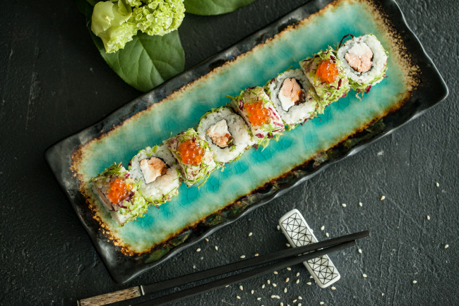 Обои картинки фото еда, рыба,  морепродукты,  суши,  роллы, палочки, вкусно, рис, лосось, роллы