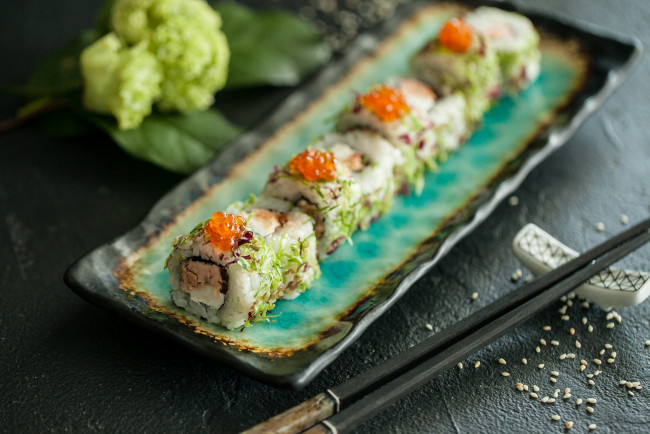 Обои картинки фото еда, рыба,  морепродукты,  суши,  роллы, вкусно, начинка, зелень, палочки, роллы