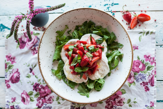 Обои картинки фото еда, салаты,  закуски, салат, закуска, зелень, клубника