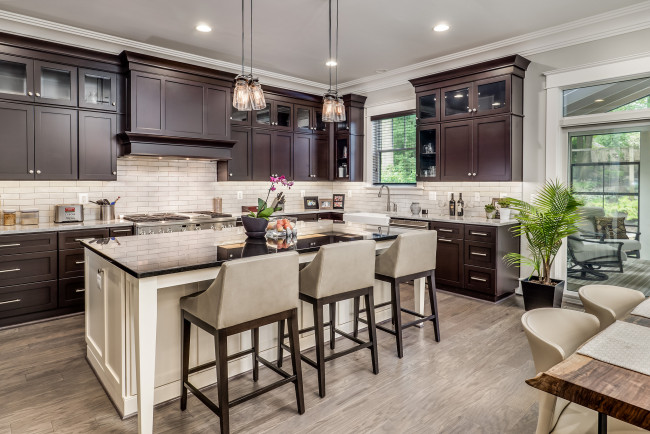 Обои картинки фото интерьер, кухня, стиль, люстры, цветы