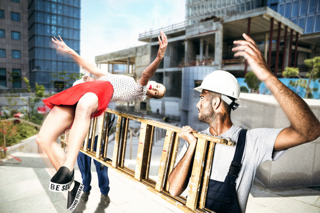 Обои картинки фото юмор и приколы, стремянка, прыжок, девушка, строитель