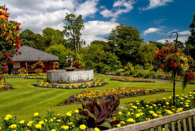 Обои картинки фото разное, садовые и парковые скульптуры, деревья, цветы, скульптура, дом