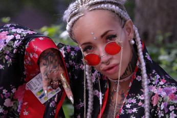 Картинка девушки -unsort+ лица +портреты косички очки тату пирсинг кольца кимоно