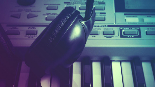 Обои картинки фото музыка, -другое, наушники, клавиши