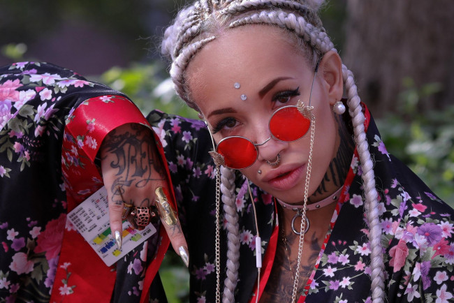 Обои картинки фото девушки, -unsort , лица,  портреты, косички, очки, тату, пирсинг, кольца, кимоно