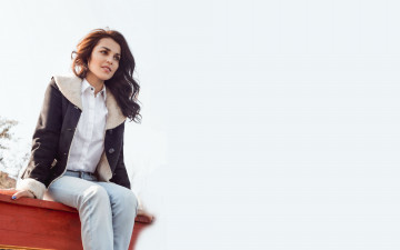 Картинка музыка сати+казанова певица шатенка куртка рубашка джинсы