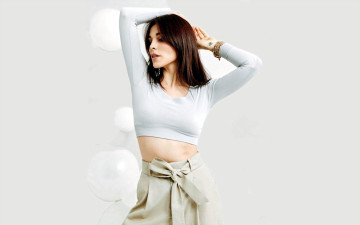 Картинка музыка сати+казанова певица шатенка топ брюки