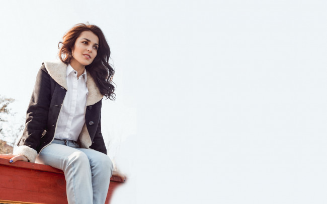 Обои картинки фото музыка, сати казанова, певица, шатенка, куртка, рубашка, джинсы