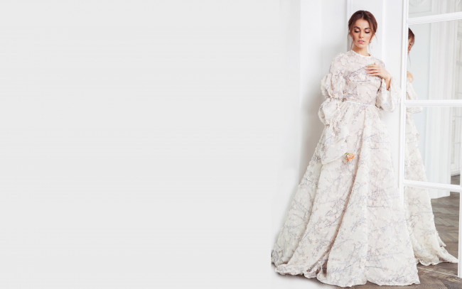 Обои картинки фото музыка, сати казанова, певица, шатенка, платье, зеркало