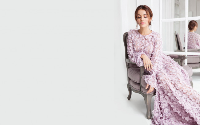 Обои картинки фото музыка, сати казанова, певица, шатенка, платье, зеркало, кресло