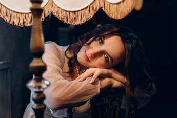 Картинка девушки -+брюнетки +шатенки торшер абажур брюнетка поза