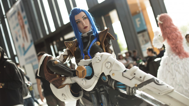 Обои картинки фото девушки, - креатив,  косплей, броня, оружие, костюмы, люди