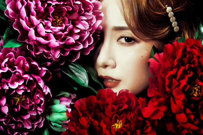 Обои картинки фото девушки, - азиатки, цветы, азиатка