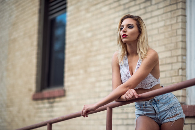 Обои картинки фото девушки, - блондинки,  светловолосые, блондинка, шорты, поза