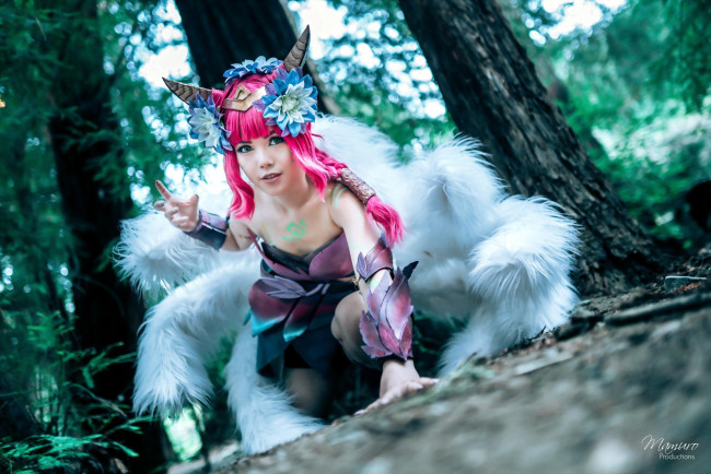 Обои картинки фото девушки, - креатив,  косплей, хвосты, рога, костюм, лес, sunny